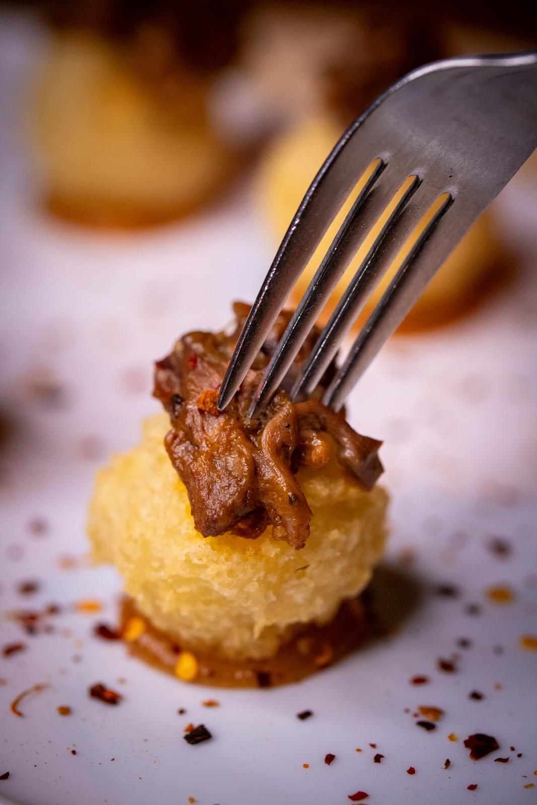 Buñuelos de yuca con rabo de toro D.O. abulense
