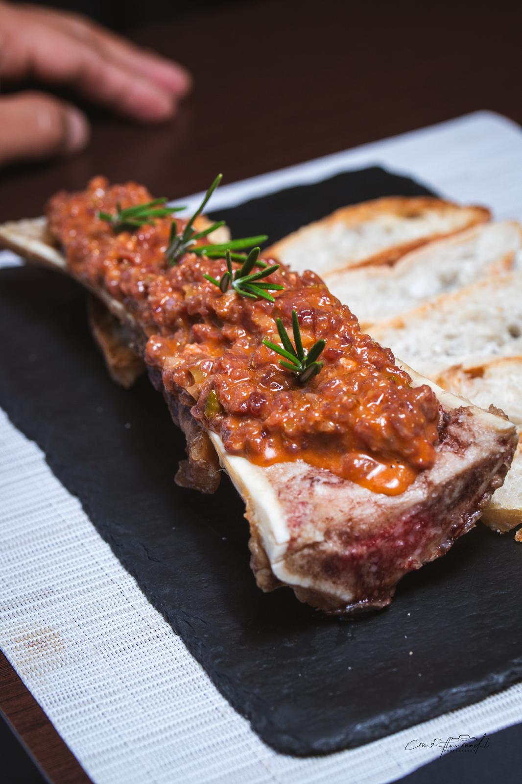 Steak tartar sobre base de tuétano original de Fábula
