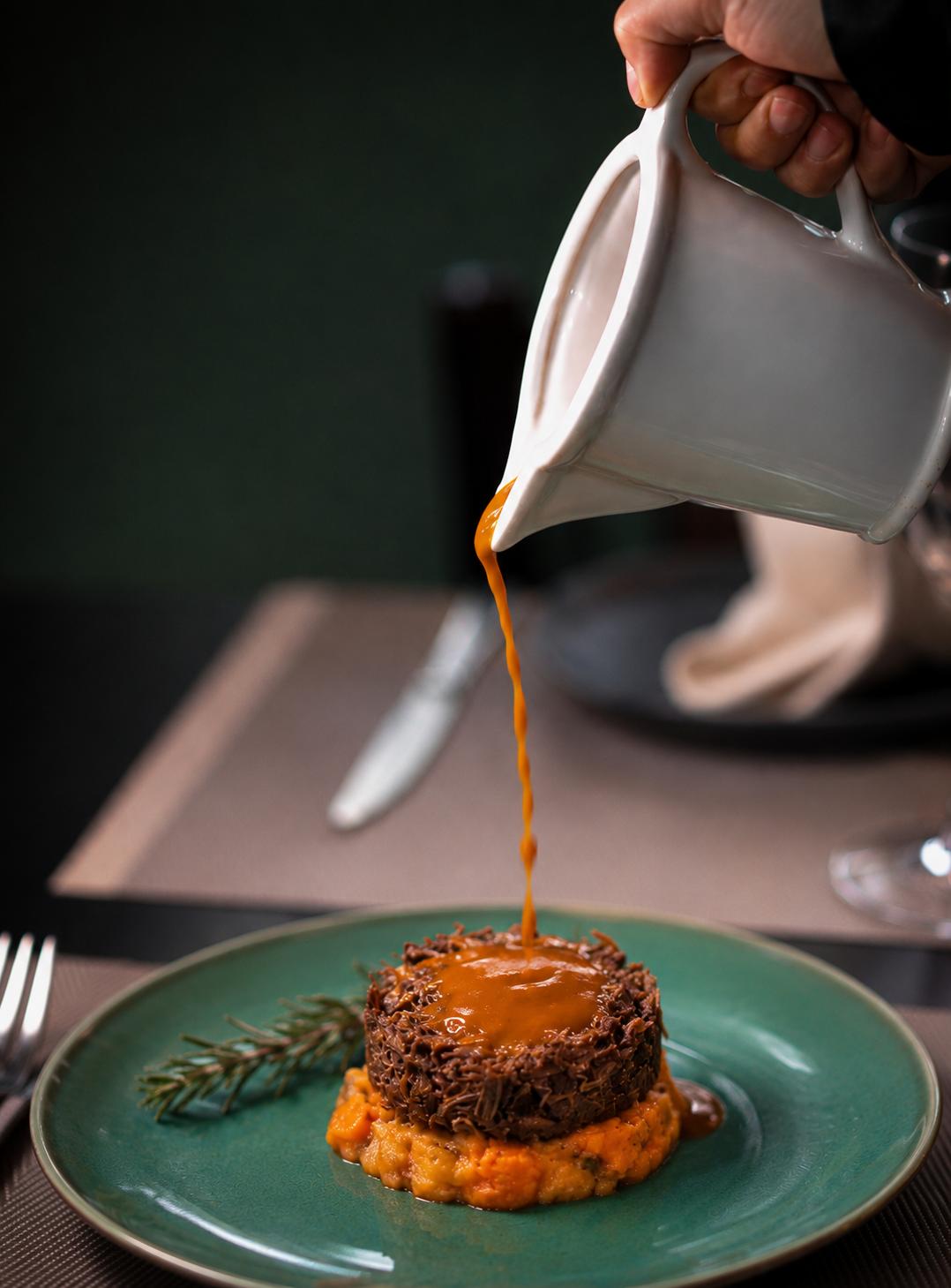Timbal de rabo de toro abulense guisado a baja temperatura